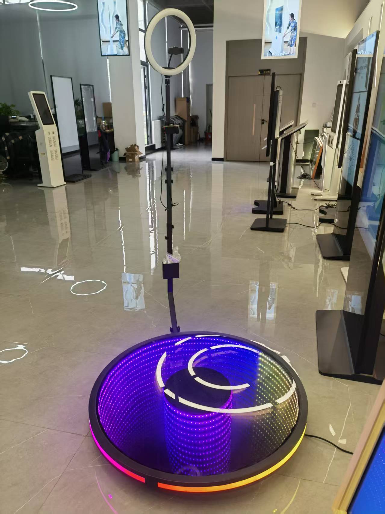 Πώς μια οθόνη LCD καθρέφτη ενισχύει την ψηφιακή σήμανση και την αλληλεπίδραση;