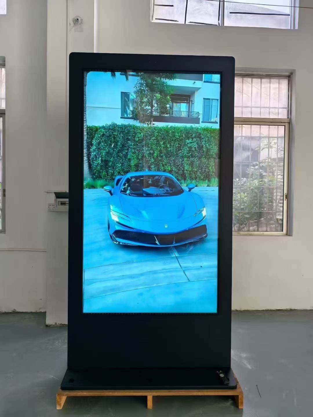 Υπαίθρια πάτωμα 86 ιντσών που στέκεται 2500Nits Kiosk 4K ψηφιακή σήμανση